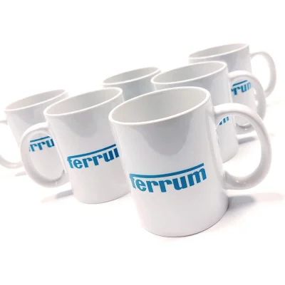 Białe kubki z logo firmy